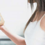 時計を見る女性