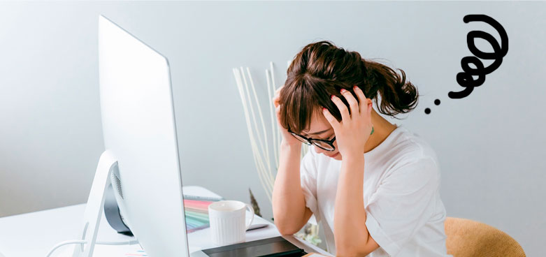 頭をかかえる女性